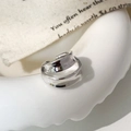 Dettaglio dell'orecchino a doppia fascia argento con trama lava su ceramica - Orecchino a Clip Texture Lava a Doppio Strato / Argento