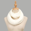 Bufanda de punto grueso en color crema marfil presentada en un torso de maniquí - 47*27cm / Blanco