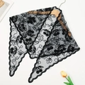 Dettaglio dello scialle in pizzo nero con ricamo a ciliegia e bordi a onde - Nero