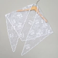 Dettaglio di scialle triangolare in pizzo bianco con ricamo ciliegia e smerli - Bianco