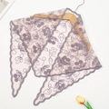Dettaglio del ricamo floreale di ciliegio viola e bordi in pizzo su scialle in rete - Viola Grigio