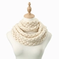 Dettaglio ravvicinato della trama a maglia a trecce su questo scaldacollo invernale panna - Stile Trecce 3D (WB134-01#Beige)