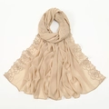 Détail d'une écharpe en mousseline beige avec broderie florale de roses sur les bords - 4#Light Khaki