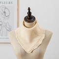 Détails de maille d'un tour de cou triangle crème avec bords en dentelle - Beige