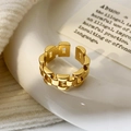 Primer plano de un anillo de cadena cubana dorada pulida en fondo blanco suave - Diseño Liso de Correa de Reloj / Dorado