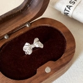 Detailaufnahme einer silbernen Schleifen-Ohrring in einer edlen Schmuckschatulle - Silberne Ohrmanschette / Silber