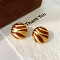Mode ronde gouden zebra patroon oorbellen in matte afwerking op een geschenkkaart - Matte Ronde Zebrastreep Oorknopjes (A-1789)