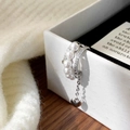 Macro di un earcuff in argento con perle, zirconi e catena con ciondolo a cuore - Argento