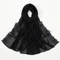 Détail de broderies roses noires délicates sur un châle en mousseline noir léger - 1# Noir