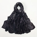 Dettaglio della sciarpa lunga tie-dye con texture nebulosa grigia e bianca su tessuto - Tie-Dye Nero Grigio (1#)