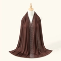 Bruine modal hijab met glinsterende zilveren strass-accenten op een etalagepop - Koffie (4#)