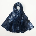 Dettaglio di scialle leggero in viscosa tie-dye con sfumature blu intenso e bianco - Tie-Dye Blu Scuro (3#)