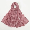 Détail d'une écharpe tie-dye rose poudré avec texture artistique à motif marbré blanc - Tie-Dye Rose Poudré (7#)