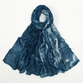 Détail d'une écharpe en rayonne tie-dye bleu et blanc montrant un dégradé doux et froissé - Tie-Dye Bleu Blanc (8#)