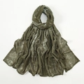 Gros plan sur une écharpe tie-dye vert olive avec texture marbrée et plis naturels - Tie-Dye Vert Olive (9#)