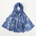 Détail de la texture tie-dye douce et des dégradés de bleu sur l'écharpe en coton léger - Tie-Dye Bleu Nuage (10#)
