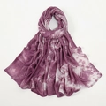 Détail du motif tie-dye violet et blanc sur une écharpe légère en coton pour femmes - Tie-Dye Violet (11#)
