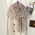 Elegante voile sjaal met bloemenprint gestyled op een beige jas voor dames - Beige