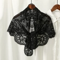 Elegante chal triangular de encaje negro con diseño floral y bordes festoneados - 134x67cm / Negro