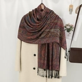Etnische paisley jacquard sjaal met kwastjes over een klassieke beige trenchcoat - 184cmx71cm / Paars Rood (2#)