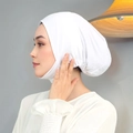 Detalle de hijab interior de seda de leche blanca elástica con cobertura total del cuello - Blanco