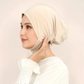 Vista lateral del gorro hijab beige de seda de leche con espalda elástica plisada y ajuste - Caqui claro