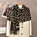 Primer plano de bufanda con estampado de leopardo y flecos sobre un abrigo blanco de invierno - Leopardo Negro y Caqui (YR261-6#)