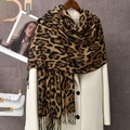 Detalle de bufanda de leopardo con flecos combinada con un abrigo blanco de invierno - Leopardo Negro y Camello (YR261-8#)