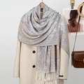 Élégant châle jacquard à motif paisley avec franges sur un cintre en bois - Gris clair