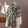 Detalle de bufanda de leopardo con flecos sobre abrigo beige y bolso de cuero - Leopardo Beige y Negro (YR261-5#)