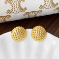 Primer plano detallado de pendientes tejidos dorados con diseño de malla esférica - Dorado