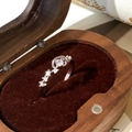 Macro-opname van zilveren ring met maan, ster en zirkoon in een houten sieradendoosje - Ster en Maan (Zilver) / Zilver