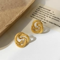 Detalle de pendientes en espiral dorados con elegantes perlas blancas redondas - Dorado