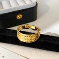 Detail eines goldenen offenen Rings mit Gittermuster und polierten Metallkugel-Enden - Gitter-Netz-Stil (C-407)