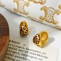 Detail van gouden oorringen met luipaardprint emaille op een minimalistische basis - Gouden Halve-Ring Luipaard Oorsluiting (A-1790)