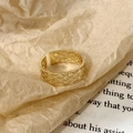 Eleganter goldener offener Ring mit hohlem Gittermuster auf künstlerischem Papierhintergrund - Kreuzgitter-Stil (C-409)