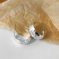 Boucles d'oreilles minimalistes argentées en forme de C avec texture taille diamant - Stud boucles d'oreilles / Argenté