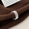 Eleganter silberner hohler Spitzenring mit Vintage-Blumenmuster in luxuriösem Stil - Spitzen-Geschnitzter Hohl-Stil (C-408)