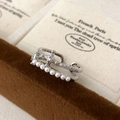 Elegante anello a doppio strato con ciondolo a stella e perle bianche su base di velluto - Argento