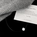 Minimalistische Halskette mit funkelndem Zirkon und unsichtbarer transparenter Kette - Transparenter Angelschnur-Einzelstein-Stil (Zirkonia-Halskette)