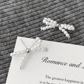 Eleganti orecchini a perno a fiocco con perla e sfera d'argento su tessuto grigio - Orecchini a Bottone con Perla e Fiocco / Argento