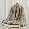Details des Vintage-Paisley-Musters mit Seidentextur und elegantem braunem Rand - Kaffeebraun