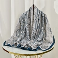 Detail eines Seiden-Paisley-Schals mit blauen Rändern auf weißem Marmortisch Deko - Marineblau