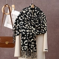 Detalle de bufanda de leopardo con flecos combinada con un abrigo beige - Leopardo Negro y Beige (YR261-4#)
