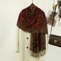 Vista dettagliata dello scialle ricamato paisley rosso scuro con eleganti frange lunghe - Rosso Vino
