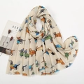Détail d'une écharpe imprimé teckel avec bords effilochés sur tissu coton et lin - Style Teckel de Dessin Animé Multicolore Fond Blanc Cassé (XB964-2#)