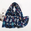 Détail d'une écharpe bleu foncé avec des motifs de chats et des bords effilochés - XB935-02
