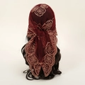 Foulard carré en dentelle rouge foncé avec broderie rose sur une tête de mannequin - 2# Bordeaux