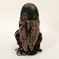 Détail du foulard vert foncé avec broderie de roses roses et bordure en dentelle - Vert Foncé #10