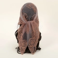 Détail d'un foulard en dentelle café avec broderie rose et bords festonnés - Gris Clair Violet #8